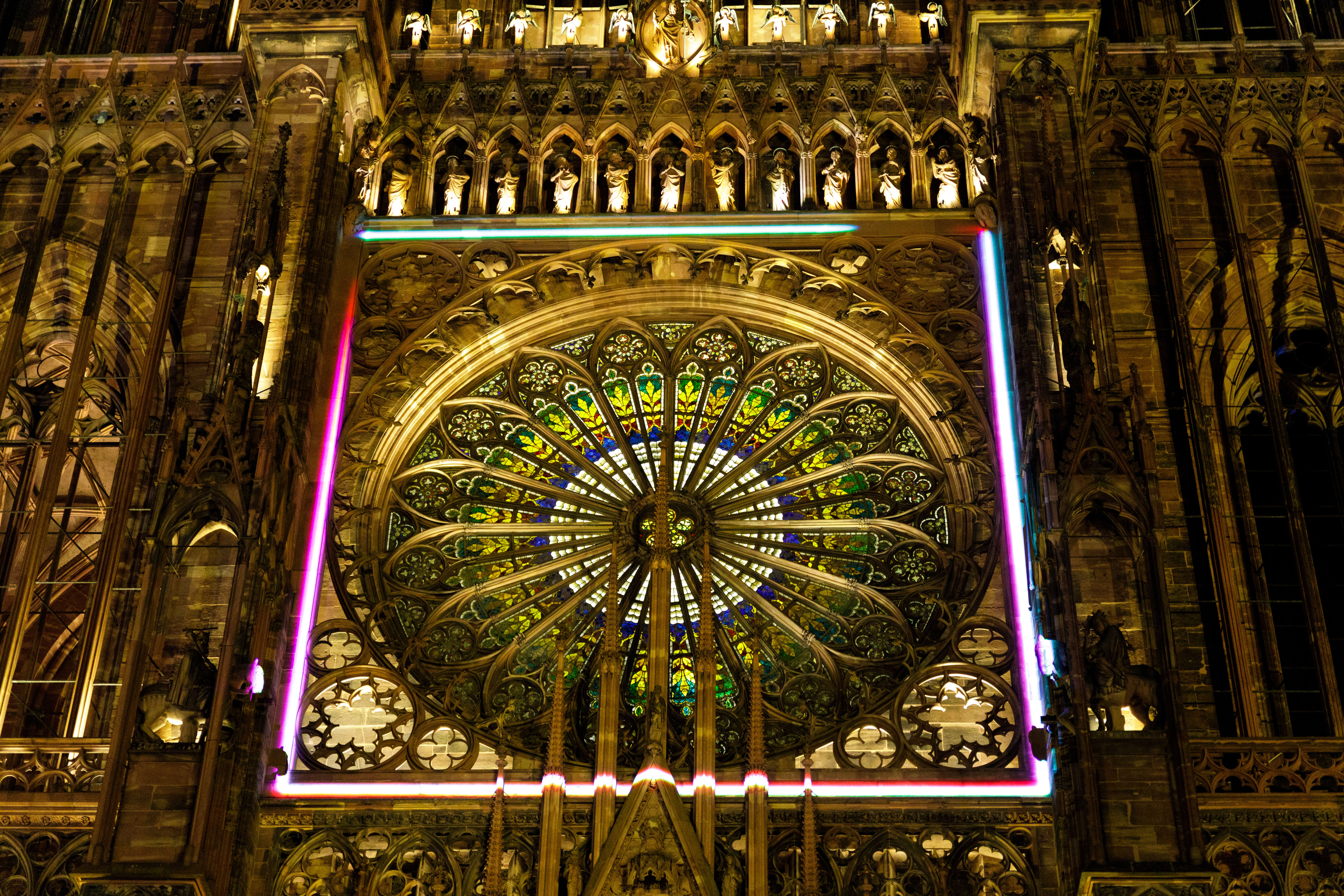 Côté rosace, la façade de la cathédrale à découvrir pour cette édition 2024 de Strasbourg, Capitale mondiale du Livre © Philemon Henry Illuminations cathédrale