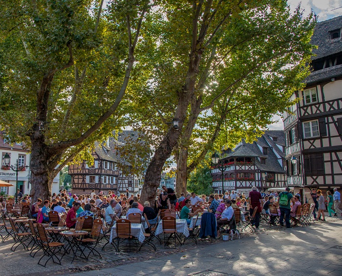 Un cadre apaisant, une ambiance conviviale, avec en soirée de la musique et quelques pas de danse, Strasbourg devient une guinguette à ciel ouvert ! (Philippe de Rexel OTSR) Guinguette ciel ouvert