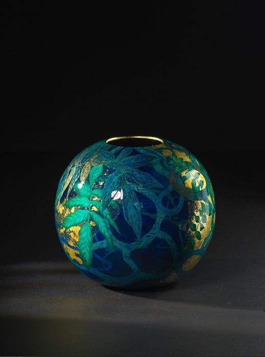 Vase "Bleu d’ici et d’ailleurs" laque française sur céramique © Studio Pygmalion Oeuvre de Nathalie