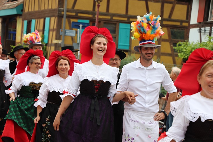 Fête de la choucroute - coiffe rouge
