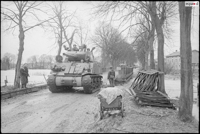 Une colonne de chars Sherman M4 d'une division blindée américaine franchit un pont Bailey lors de sa progression vers Strasbourg © defense.gouv.fr Libération Strasbourg