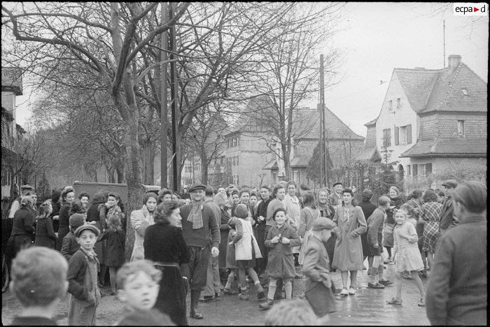 Les convois de la 2e DB (Division blindée) passent dans Strasbourg le 23 novembre 1944 : ici, des half-tracks du RMT, acclamés à leur passage par la population libérée © defense.gouv.fr Libération Strasbourg