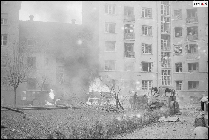 Engins brûlant dans Strasbourg, le 23 novembre, dont un Dodge ambulance © defense.gouv.fr Libération Strasbourg