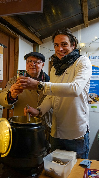 Légende photo : Avec la Soupe Étoilée, les chefs et les bénévoles se mobilisent pour la solidarité ! © Humanis Soupe Etoilée
