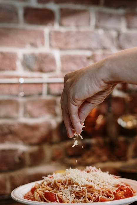 Les pâtes d'Alsace se dégustent en accompagnement ou seules, avec du beurre, une sauce ou du fromage © pexels cottonbro Les pâtes d'Alsace