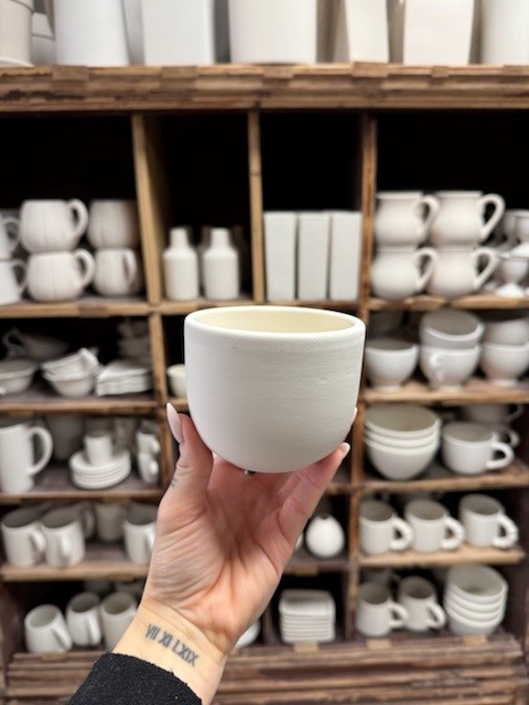 Tasse, pot sans anse, soliflore, petite assiette ou coupelle à forme à customiser : et si la créativité était bien votre « tasse de thé » ? Poterie verre