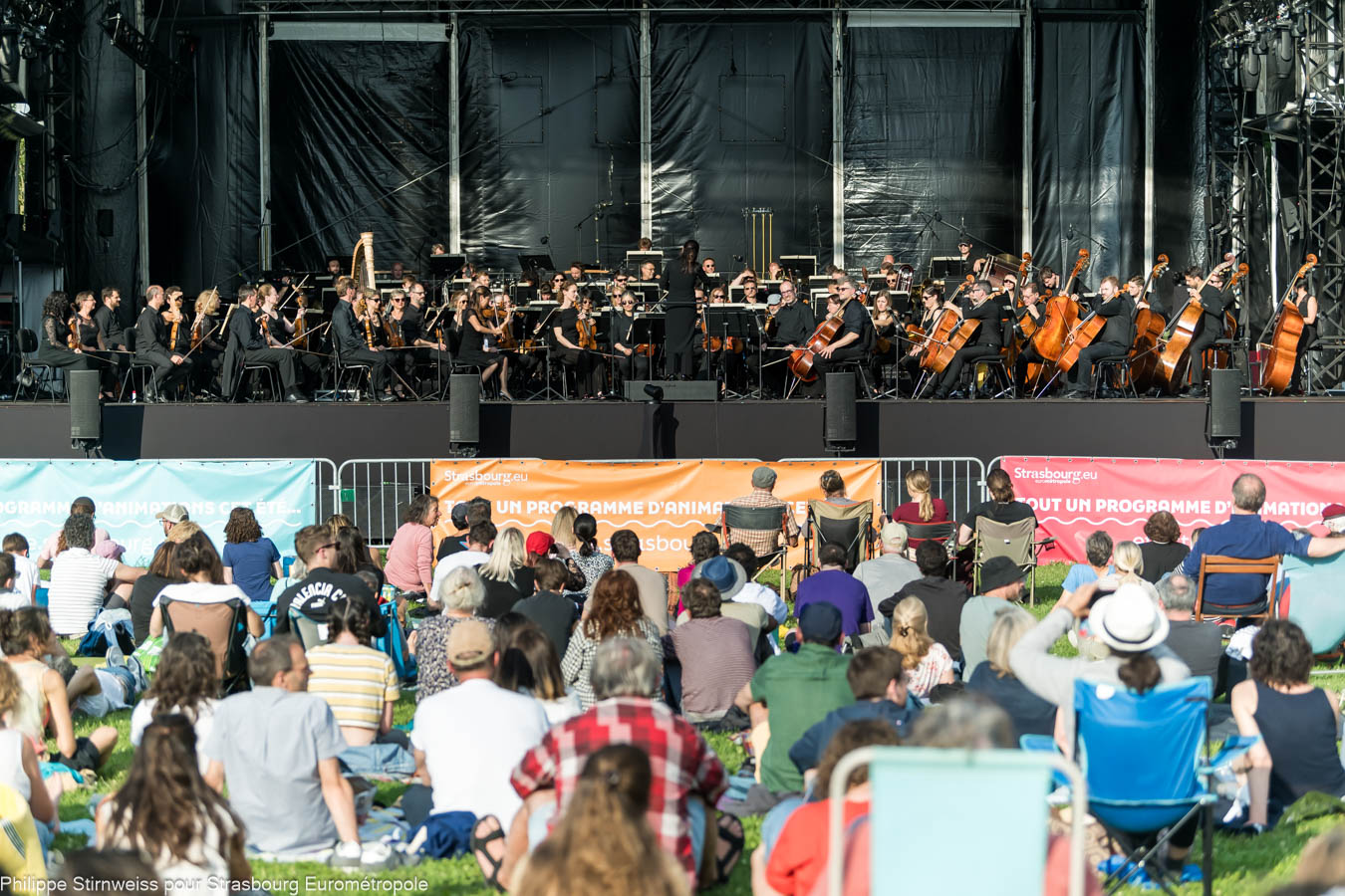Les pieds dans l'herbe, la tête dans les étoiles, devant l'Orchestre Philharmonique de Strasbourg © Philippe Stirnweiss pour Strasbourg Eurométropole Philharmonique de Strasbourg
