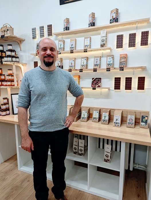 Étienne Gautreau dans la boutique Miel & Chocolat Etienne Gautreau - chocolatier