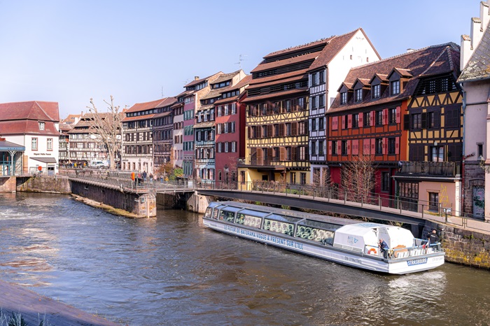 Le passage de l’écluse A par un bateau