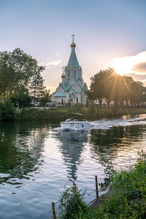 L'église Orthodoxe, côté eau ou côté terre, les points de vue diffèrent