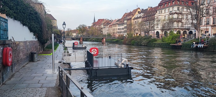 Installation des pontons provisoires Quai au sable