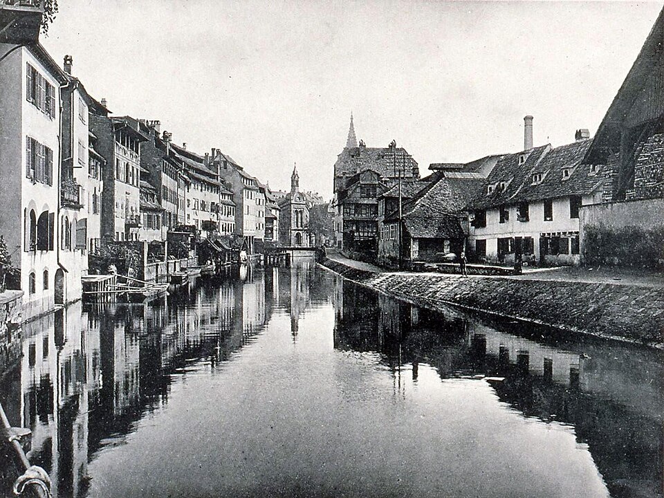 Mais quel secret se cache derrière ce nom de « Petite France », donné par les habitants de Strasbourg, alors qu’ils étaient allemands ? © Wikimedia Commons / BnF – Domaine public (1898) Quartier de la Petite France