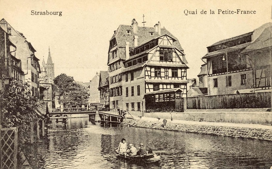 La Petite France était le quartier des bateliers, des meuniers et des tanneurs, parce que l’eau était nécessaire à leurs métiers © Wikimedia Commons / BnF – Domaine public (1918) Quartier de la Petite France