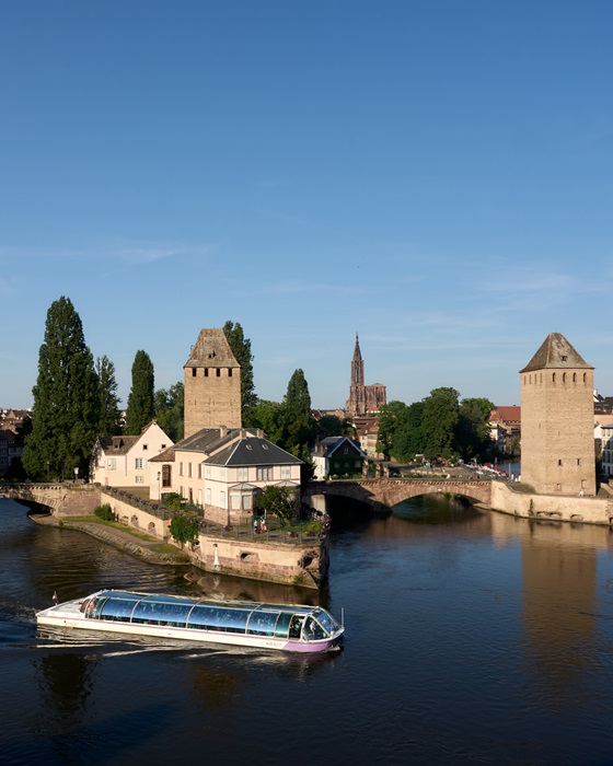 Légende photo (vue sur quai et embarcadère) Découvrir la ville autrement, à bord d’un bateau promenade 