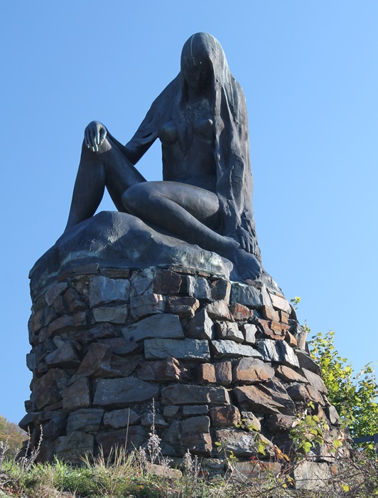 La statue de la Lorelei au sommet du rocher