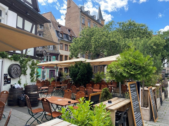 Pour passer un moment de détente au frais, à Strasbourg, rendez-vous en terrasse avec une boisson bien fraîche ! © OTSR Terrasses à Strasbourg