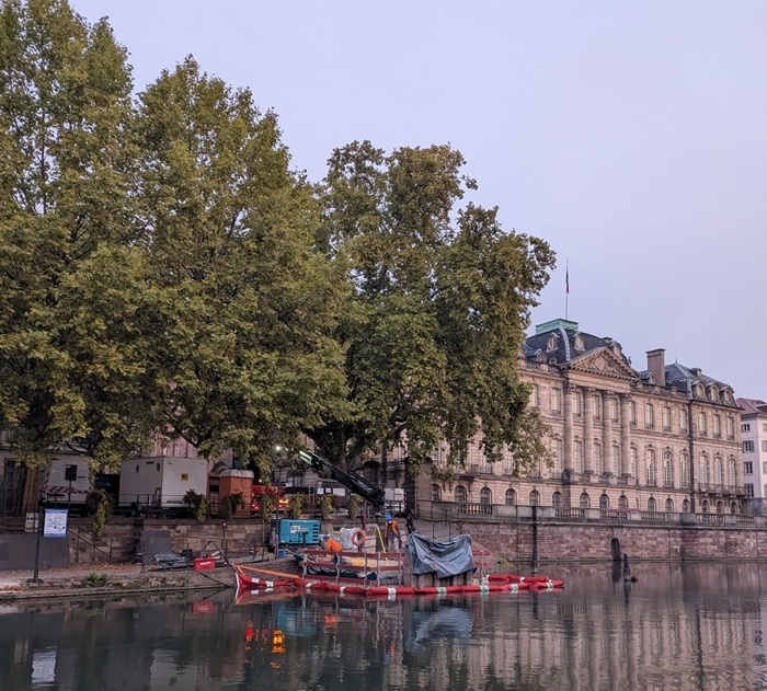 Installation du ponton D à l'embarcadère Cathédrale