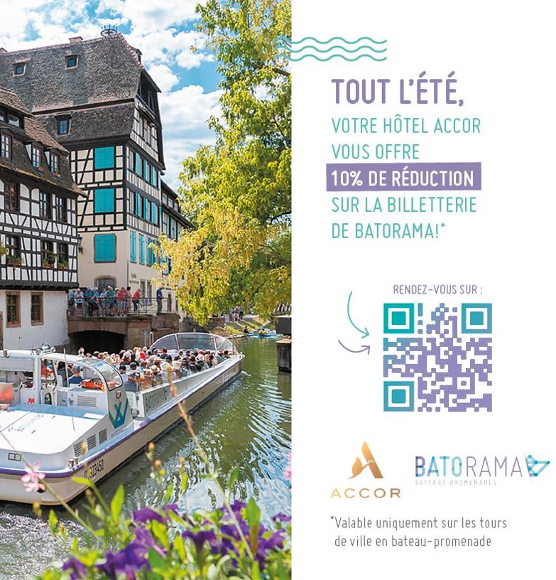 Visuel du partenariat BATORAMA-ACCOR Hôtel présentant à gauche une photo d'un bateau découvert au pied de maisons à colombages dans la Petite France à Strasbourg et à gauche expliquant l'offre avec un QR code et les logos des compagnies Accor et Batorama.